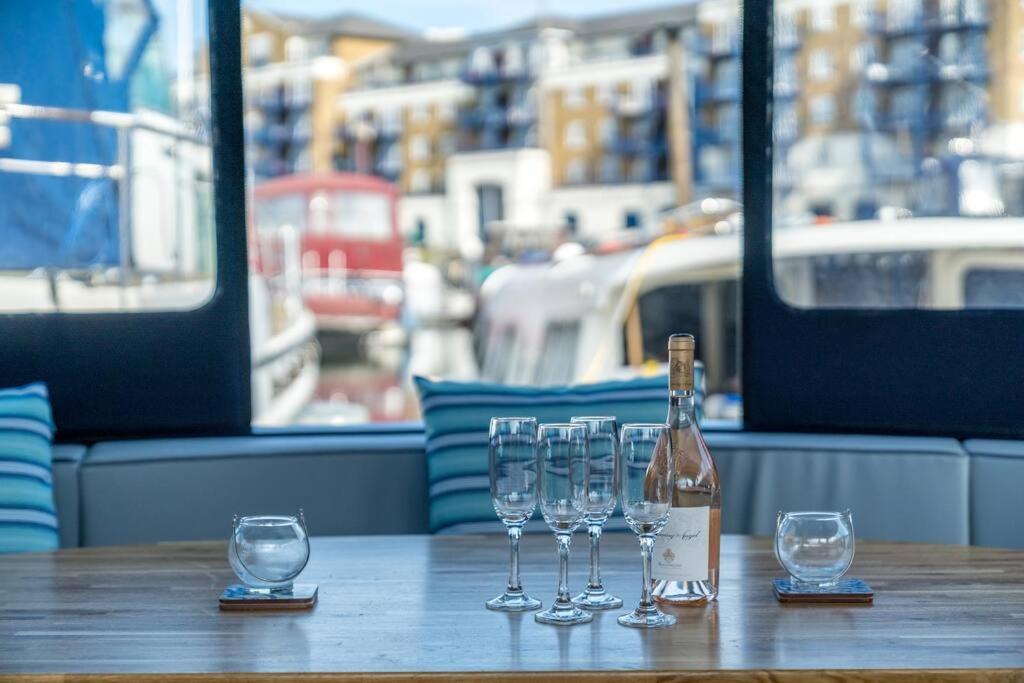 Luxurious Houseboat Near Canary Wharf In ลอนดอน ภายนอก รูปภาพ